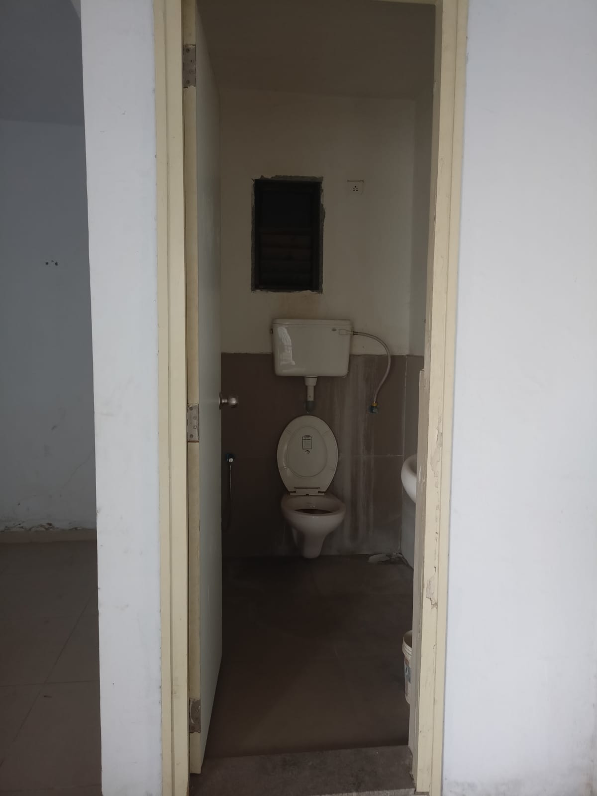 2F 349 Sq. Feet Commercial Showroom for Rent in Shahibaug Ahmedabad - Media 5