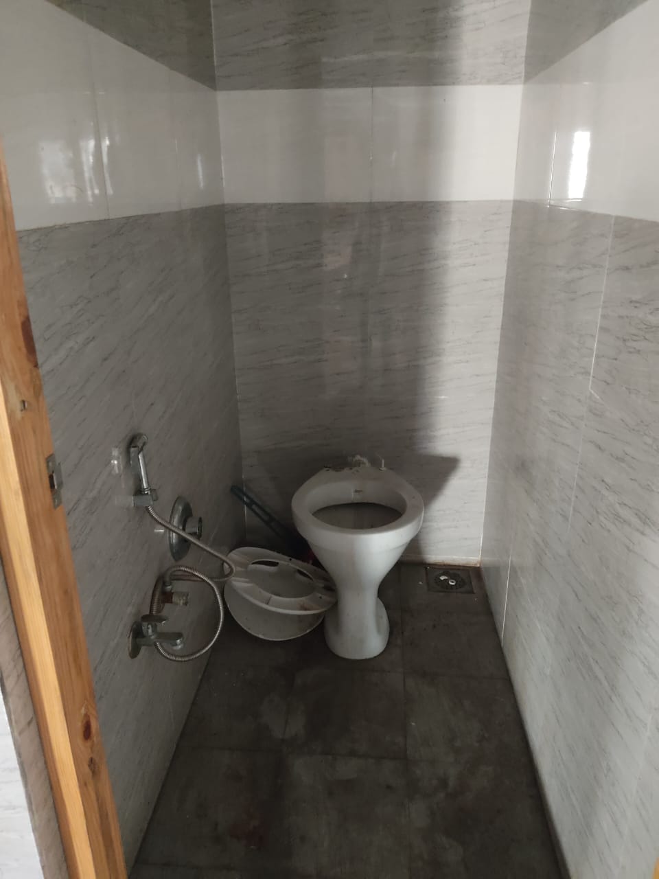 2F 7800 Sq. Feet Commercial Showroom for Sale in Shahibaug Ahmedabad - Media 2